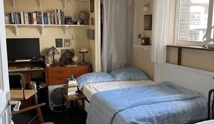 Kamer met eigen wastafel en ingebouwde kasten