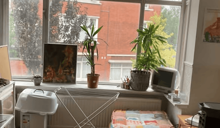 Studentenkamer met balkon en wasmachine