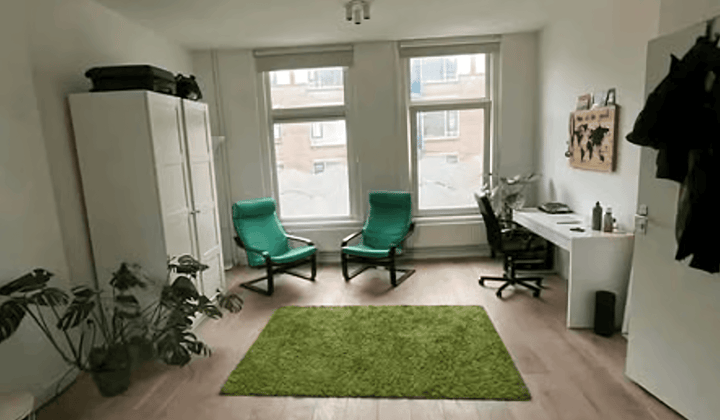 Studio · €800,-