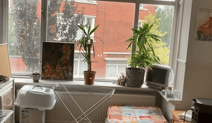 Studentenkamer met balkon en wasmachine