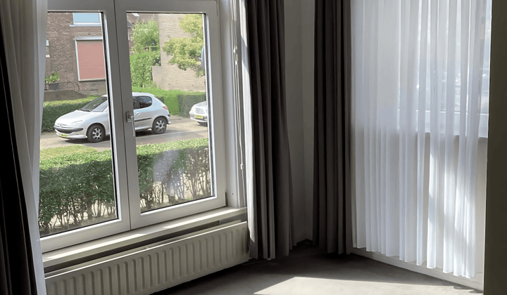 Hoekwoning met Balkon en Tijdelijke Woonruimte