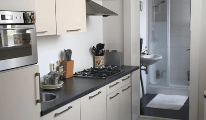 Kaal appartement met tuin en parkeerplek