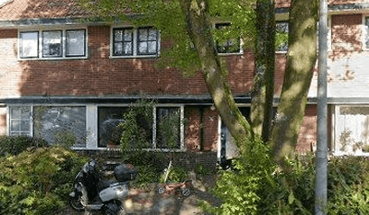 Gestoffeerde tussenwoning met tuin en vier slaapkamers