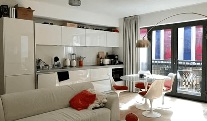 Studio · €700,-