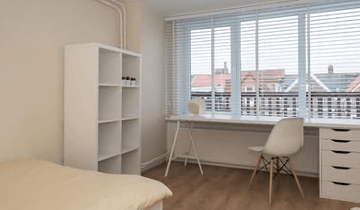 Gemeubileerde studentenkamer met balkon en wasmachine
