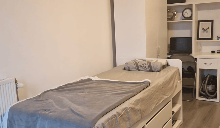 Gemeubileerde studentenkamer met gedeelde voorzieningen