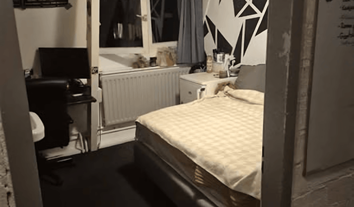 Studentenkamer met eigen wastafel en gedeelde voorzieningen