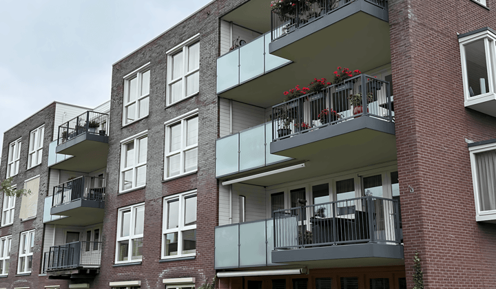 Gemeubileerd appartement met balkon en parkeerplek