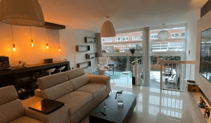 Kamer · 220 m² · €700,-