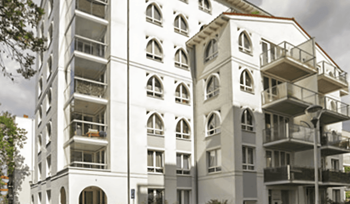 Appartement met 2 slaapkamers en balkon met parkeermogelijkheid