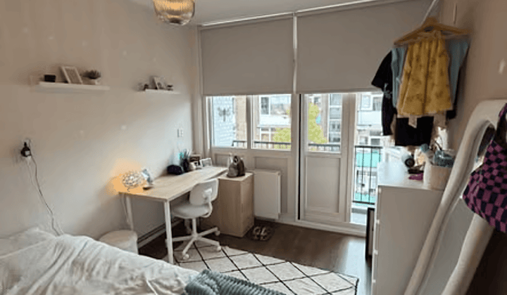 Kamer met balkon en wasmachine in gedeeld huis