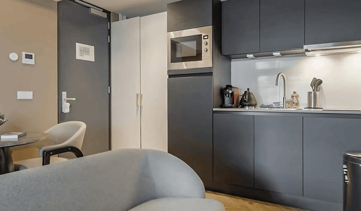 Studio · 28 m² · €2200,-
