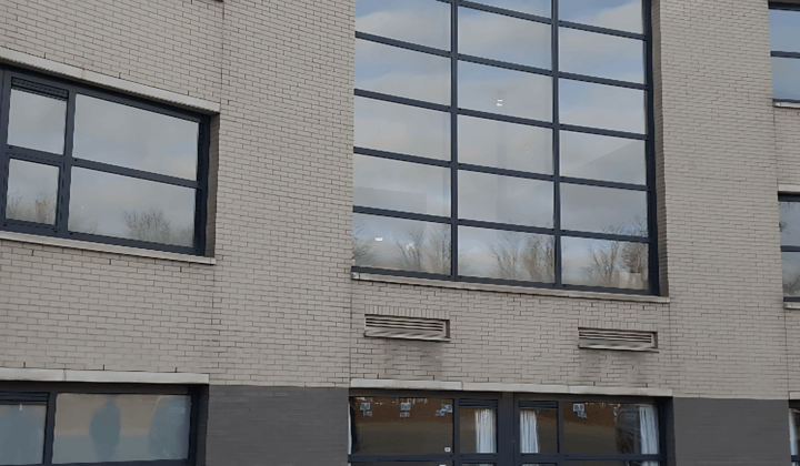 Gestoffeerde kamer met gedeelde voorzieningen en internet