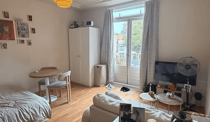 Studio · €600,-