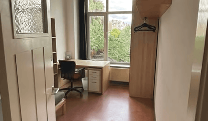 Gedeelde studentenkamer met balkon en wifi inbegrepen