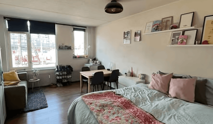 Studentenkamer met balkon en wasmachine