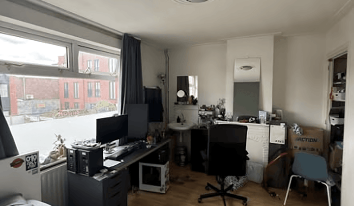 Kamer met eigen wasbak en gedeelde tuin