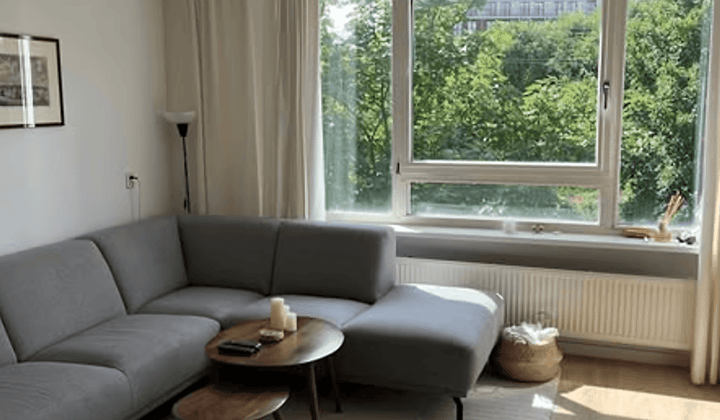 Studio · €700,-