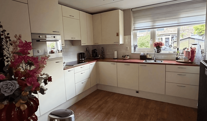 Kamer · 85 m² · €1225,-