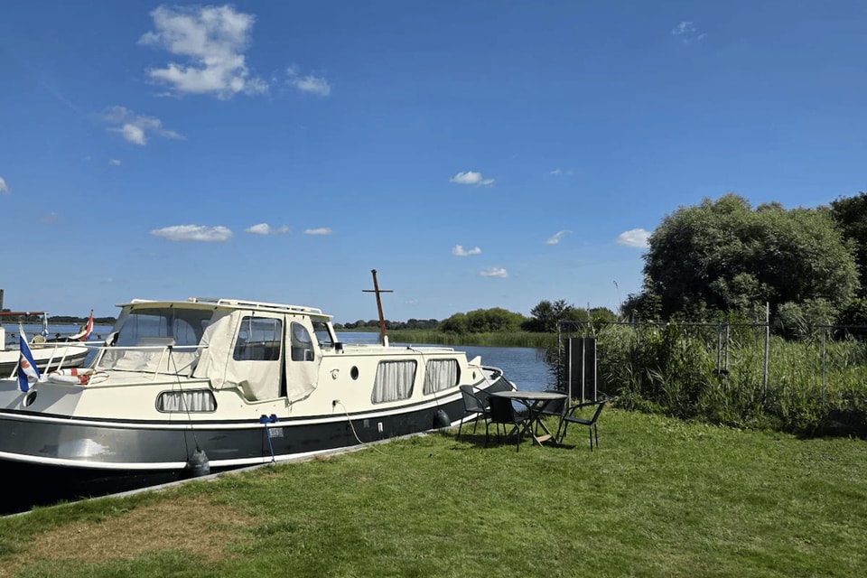 Woonboot huren in Leeuwarden
